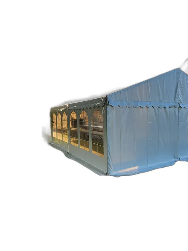 Festtelt indrettet med borde, stole og catering til bryllup